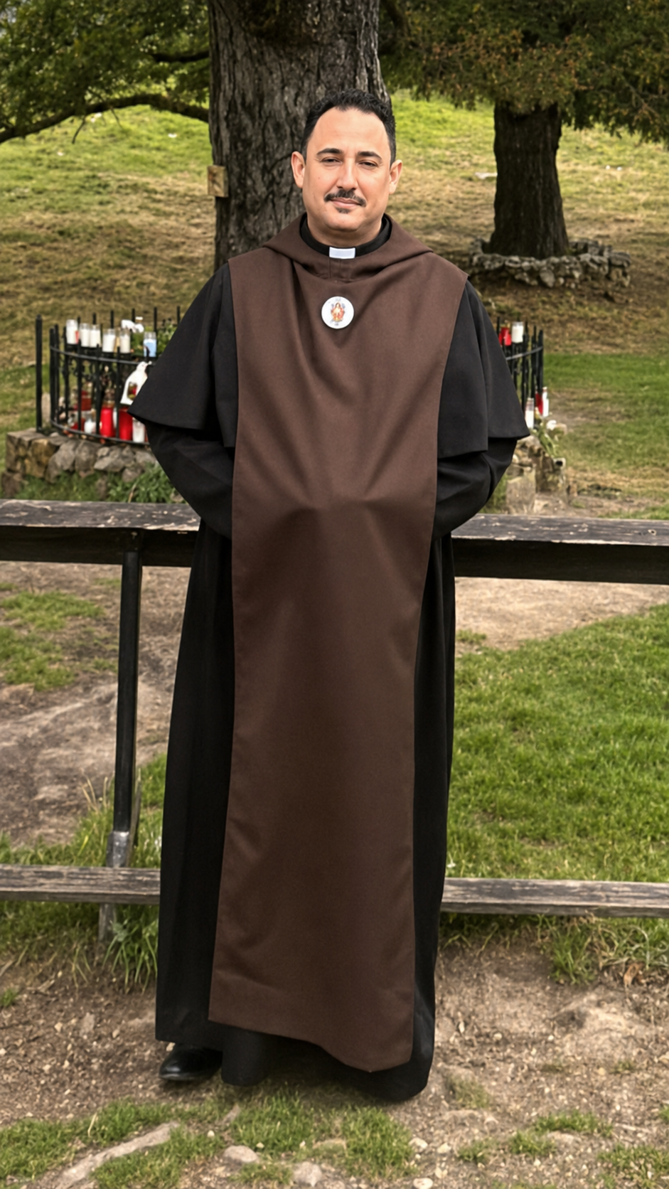 Rvdo. Padre E. J. Benedicto con el hábito de la Orden Sacerdotal de San Atanasio en Garabandal